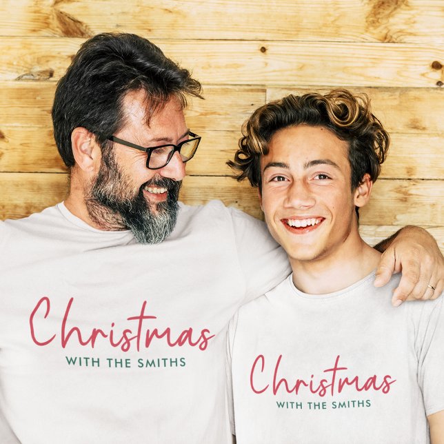 Family Christmas | Modern Minimalist Family Name T-Shirt (Von Creator hochgeladen)