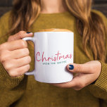 Family Christmas | Modern Minimalist Family Name Zweifarbige Tasse<br><div class="desc">Einfache,  stilvolle "Weihnachten mit dem ()" Zitat Kaffee Tasse in modernen minimalistischen Typografie in festlich rot und grün. Das Design kann leicht mit Ihrem Familiennamen,  Jahr oder eigenen besonderen Gruß für super niedliche Urlaubsvibes personalisiert werden!</div>