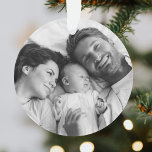 Family Christmas Modern Stylish Orange Red Foto Ornament<br><div class="desc">Stilvolles modernes Foto mit klassischem Typografie-Zitat "einfach eine wunderbare Weihnachtszeit" mit Trennlinie und Familienname in Weiß. Das Design ist mit einer auffallenden Farbe in orangefarbenem Korallenrot versehen! Foto, Gruß und Name lassen sich einfach an ein einzigartiges Design anpassen. Ein trendiges, minimalistisches und zeitgenössisches Design, das sich in dieser Ferienzeit auszeichnet!...</div>