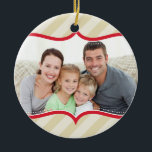 FAMILY FOTO CHRISTMAS ORNAMENT fett heller Streife<br><div class="desc">Ein besonderes Memento um einen Augenblick in der Zeit zu erleben - eine neue Tradition für Ihre Familie zu schaffen und jedes Jahr einen zu erhalten... Personalisiert mit Ihren Details & Fotos werden sich meine modernen Urlaubsprodukte sicher von der Erholung abheben. TIPP: 1. Sie können die Schriftart ändern, verschieben und...</div>