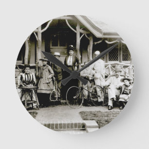 Family Group, c.1900 (b/w photo) Runde Wanduhr