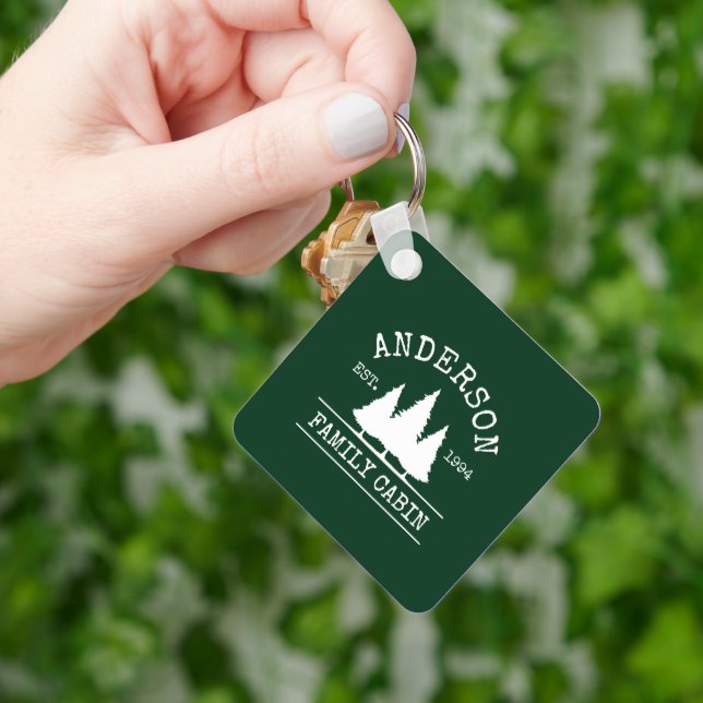 Family Name Cabin Forest Green Square Schlüsselanhänger (Hand)