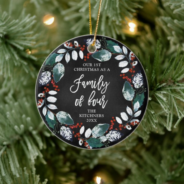 Family Of Four Personalized Rustic Holly Wreath Keramik Ornament (Baum)