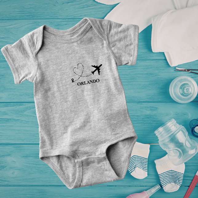 Family Vacation Airplane & Custom Travel Location Baby Strampler (Von Creator hochgeladen)