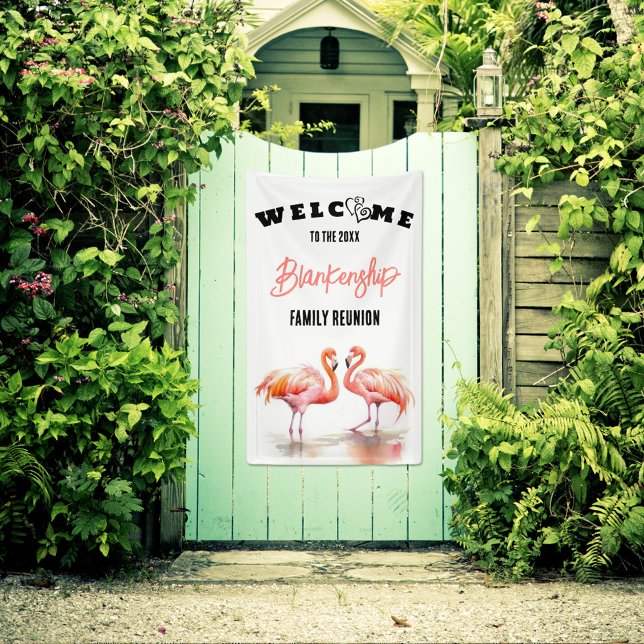 Family Wiedersehen Flamingo möchte Custom hören Banner (Welcome family with a fun vertical format reunion banner featuring two colorful flamingos.
)