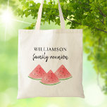 Family Wiedersehen Keepake Tragetasche<br><div class="desc">Diese Wiedersehen Tasche ist mit sommerlichen Wassermelonen in Aquarellen dekoriert. Einfach anpassbar. Ändern Sie mithilfe des Entwurfstools die Textgröße, den Stil oder die Farbe. Wenn wir unsere Kunstwerke erstellen, werden Sie dieses exakte Bild von anderen Designern nicht finden. Original Wasserfarbe © Michele Davies.</div>