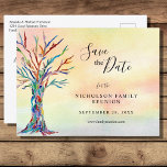 Family Wiedersehen Save the Date Regenbogenbaum Ankündigungspostkarte<br><div class="desc">Family Wiedersehen Save the Date Rainbow Tree Ankündigung Postcard. Frag deiner Familie, mit dieser stilvollen Postkarte für deine Wiedersehen Save the Date zu gehen. Es ist mit einem Stammbaum in den Farben des Regenbogens auf einem Aquarell-Hintergrund ausgestattet. Es gibt Vorlagen, die Sie mit Ihrem Familiennamen und Ihren Daten anpassen können....</div>