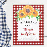 Family Wiedersehen Sunflower Save the Date Ankündigungspostkarte<br><div class="desc">Planen Sie eine Wiedersehen? Lass Deiner Familie das Wiedersehen-Datum mit diesen charmanten Save the Date Postkarten. Sie sind mit Sonnenblumen in Aquarelltönen dekoriert und mit einem roten Karo bepflanzt. Einfach anpassbar. Original Wasserfarbe © Michele Davies.</div>