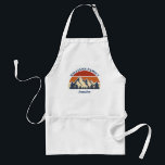Family Wiedersehen Sunset Mountain Forest Personal Schürze<br><div class="desc">Dieser phantastische Sonnenuntergang über Felsgebirgen in der Natur ist ein großartiges Bild für eine mit Monogramm Schürze für einen Familienausflug, eine Wiedersehen oder einen Sommerurlaub. Gedenken Sie Ihre Veranstaltung, indem Sie sich mit passenden Monogramm-Geschenken für Mama, Papa, Bruder und Schwester abstimmen. Fügen Sie einfach Ihren eigenen Namen und das Jahr...</div>