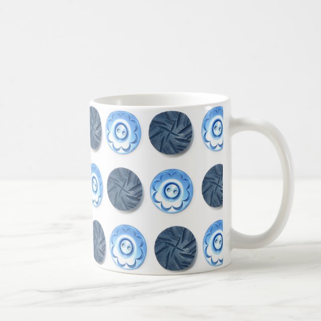 Fancy blaue Nähknöpfe auf weißem Muster Kaffeetasse (Rechts)