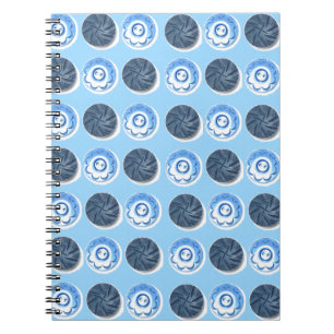 Fancy Blue Nähnäpfe auf hellblauem Muster Notizblock