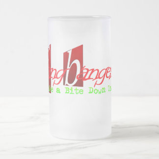 FangBangers nehmen einen Biss unten unter Glas Mattglas Bierglas