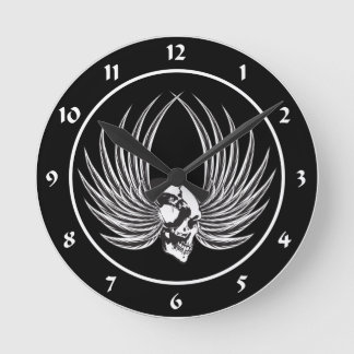 Fanged Skull mit Flügeln Runde Wanduhr