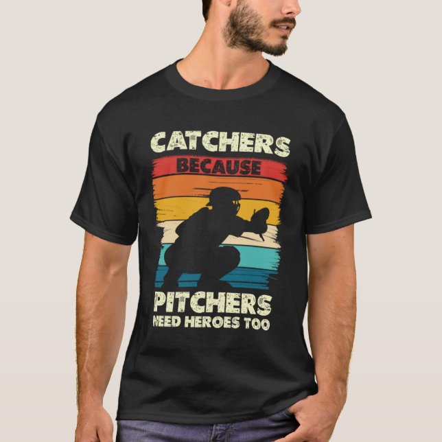 Fänger, weil Pitcher Helden brauchen T-Shirt (Vorderseite)