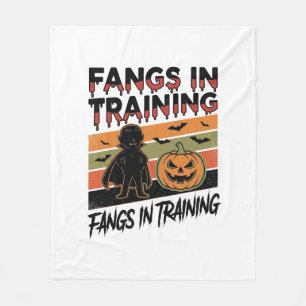 Fangzähne in Ausbildung Lustiges Vampir Halloween- Fleecedecke