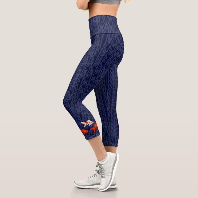 Fantail Goldfish über Seigaiha Wave Pattern Japani Capri Leggings (Links)