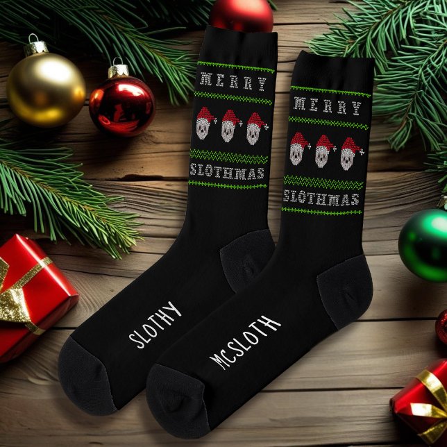 Fantaisie de Noël Joyeux Slothmas Drôle Chaussette (Merry Slothmas! Tis the season to do not much at all. Slothy McSloth Socks gives you permission)