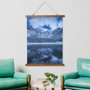 Fantasie am Bergsee Wandteppich Mit Holzrahmen