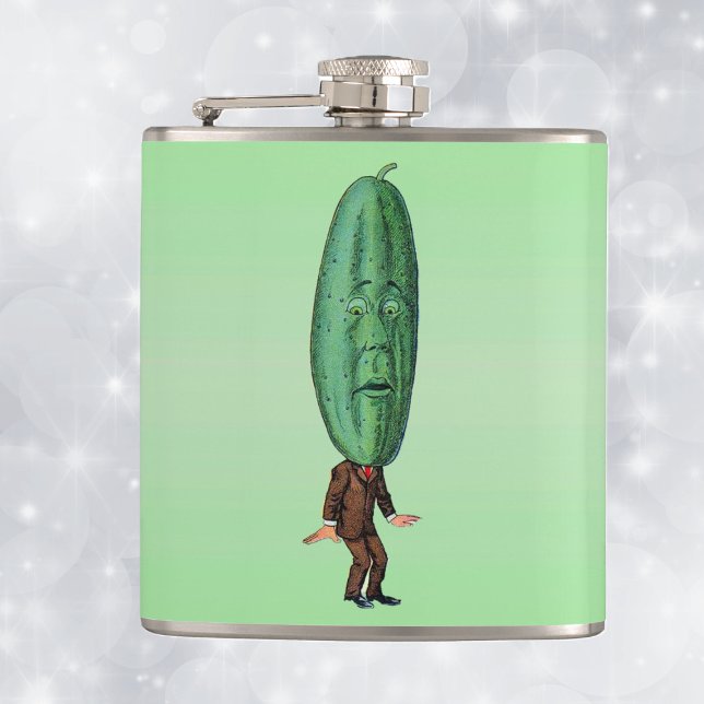Fantasie-Einlegemann in braunem Anzug Flachmann (silly man in brown suit big green pickle head with face on light green drinking flask.)