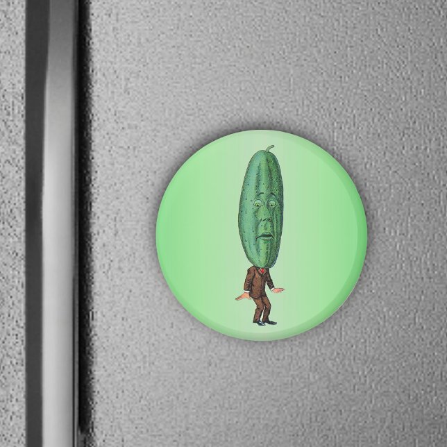Fantasie-Einlegmann in braunem Anzug Magnet (Fun big green pickle head man with face in brown suit on green round magnet.)