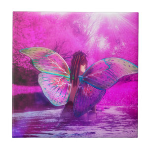 Fantasie Fee im Fluss im violetten Wald Fliese