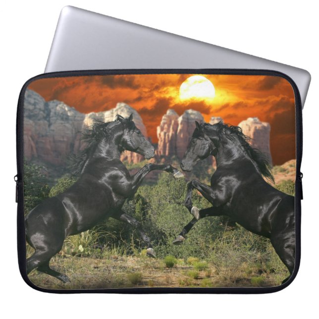 Fantasie-Pferde: Schwarze Magie Laptopschutzhülle (Vorderseite)