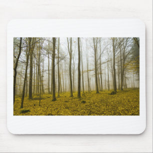 Fantasie-Wald mit Nebel und gelben Blättern Mousepad