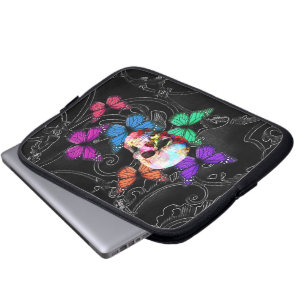 Fantasieschädel und farbige Schmetterlinge Laptopschutzhülle