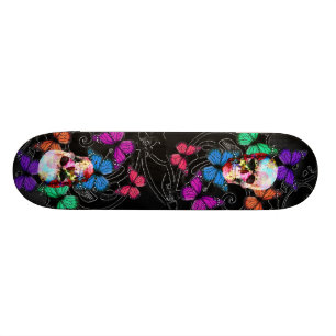 Fantasieschädel und farbige Schmetterlinge Skateboard