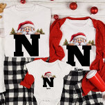 Fantastisch Mit Monogramm Weihnachtsmann T-Shirt<br><div class="desc">Machen Sie sich mit unserem Funny Mit Monogramm Weihnachtsfamilien Custom Santa T - Shirt fit für Ihren Urlaub. Dieses Shirt ist die ideale Wahl für Familien, die mit einer spielerischen Drehung und einer personalisierten Touch zu Weihnachten gewollt haben. Unser mit Monogramm Weihnachtsfest in der Familie ist vollständig anpassbar, sodass Sie...</div>