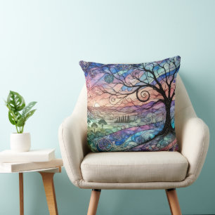 Fantastische Landschaft mit Baum und farbenfrohem Kissen
