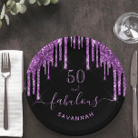 Fantastischer Geburtstag schwarzer lila Glitzer Fu Pappteller<br><div class="desc">Eine trendige und glamouröse 50. (oder jedes andere Alter) Geburtstagszeitung. Ein klassischer schwarzer Hintergrund mit dunkelfarbenen lila Imitaten Glitzer Tropfen,  Farbe Tropflook. Mit dem Text: 50 und fabelhaft. Personalisieren und einen Namen hinzufügen. Lila Text. Das Wort Fabulous wird mit einem modernen handgeschriebenen Stilskript mit Swashes geschrieben.</div>