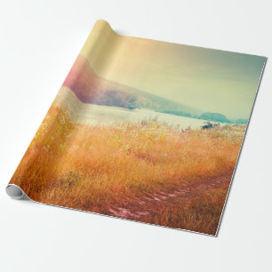 Fantastischer nebeliger Fluss mit frischem Gras in Geschenkpapier