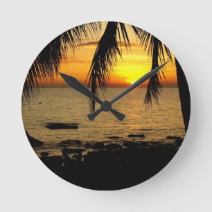 Fantastischer Sonnenuntergang am Strand Runde Wanduhr