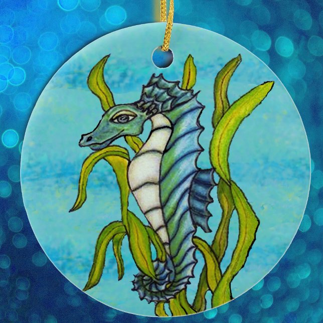 Fantasy Aqua Blue Sea Dragon Seepferd in Seetang Keramikornament (Fantasy aqua blue green seahorse in seaweed on blue hanging ornament.)