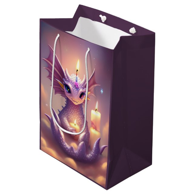 Fantasy Dragon mit Birthday Candles Mittlere Geschenktüte (Vorderseite Schrägansicht)