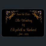 Fantasy Fairy Tale Wedding Save the Date Magnet<br><div class="desc">Eine Fantasie, märchenhaftes Design mit Gold, Schmuck und Libellen. Dies ist ideal für Paare, die von einer märchenhaften Hochzeit mit einer Touch von Launen und Verzauberung träumen. Save the Date Hochzeitskarten sind eine schöne Möglichkeit, um Ihren Gästen das Wissen über Ihre bevorstehende Hochzeit lassen und den Termin für ihre Kalender...</div>
