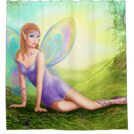 Fantasy Feenschmetterling sitzt auf Gras in Holz. Duschvorhang