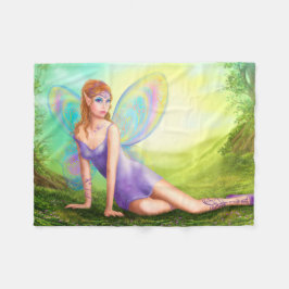 Fantasy Feenschmetterling sitzt auf Gras in Holz. Fleecedecke