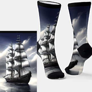 Fantasy Segelschiff unter grauen Himmelswolken Socken