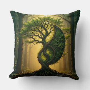 Fantasy Tree geformt wie Yin Yang in Mystical Wood Kissen
