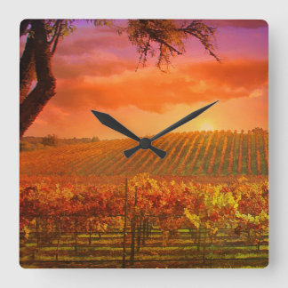 Fantasy Vineyard Clock Quadratische Wanduhr