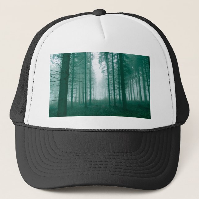 Fantasy-Wald mit Nebel in Grün Truckerkappe (Vorderseite)