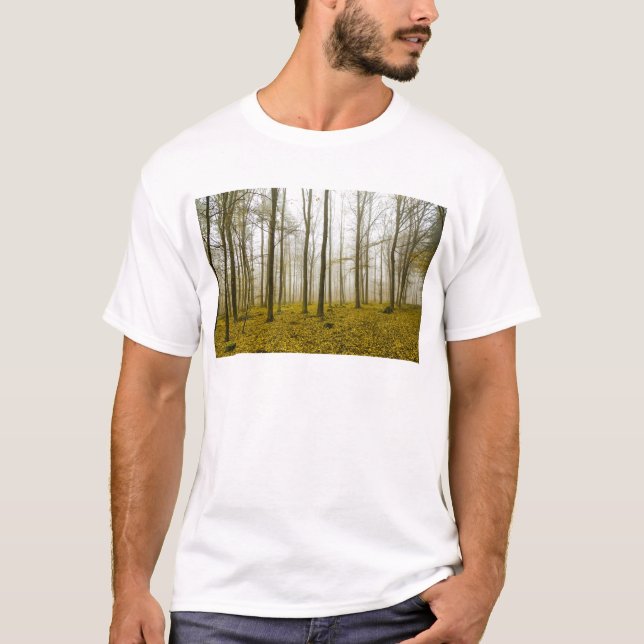 Fantasy-Wald mit Nebel und gelben Blätter T-Shirt (Vorderseite)