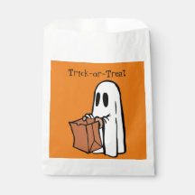 Fantôme blanc avec des sacs à collants ou à gâteau