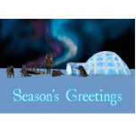 Far North Christmas - Die Grüße der Saison Fotoskulptur Magnet<br><div class="desc">Ein digitales Bild mit einem Iglu auf der Polareispackung,  Schlittenhunden und einem Mann in einem Parka. Die Nordlichter leuchten über. Text liest,  "Die Grüße der Jahreszeit" erscheint in blau und weiß.</div>