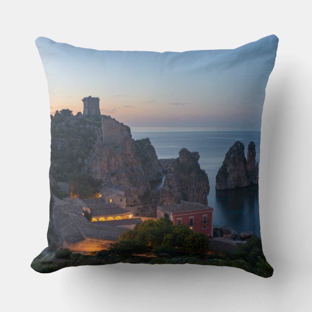 Faraglioni und Tonnara in Scopello, Sizilien Kissen (Vorderseite)