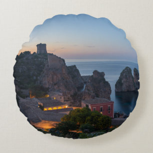 Faraglioni und Tonnara in Scopello, Sizilien Rundes Kissen