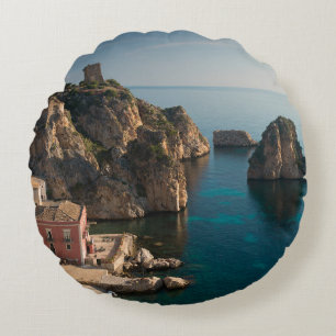 Faraglioni und Tonnara in Scopello, Sizilien Rundes Kissen