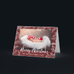 Farbbearbeitbares Foto für die Snowy Chalk Branche Feiertagskarte<br><div class="desc">Farbbearbeitbarer Hintergrund mit handgezeichneten Kreidezweigen und Schnee,  "Frohe Weihnachten"-Schrift in Weiß,  gefaltetes Foto Grußkarte.</div>